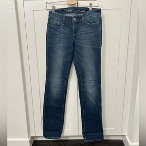 Levi’s slight curve straight leg 26